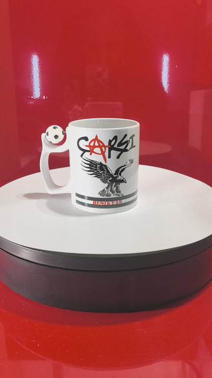 Offizielle Beşiktaş JK Fan-Tasse mit Çarşı-Schriftzug und Fußball-Henkel | Schwarz-Weiß-Adler